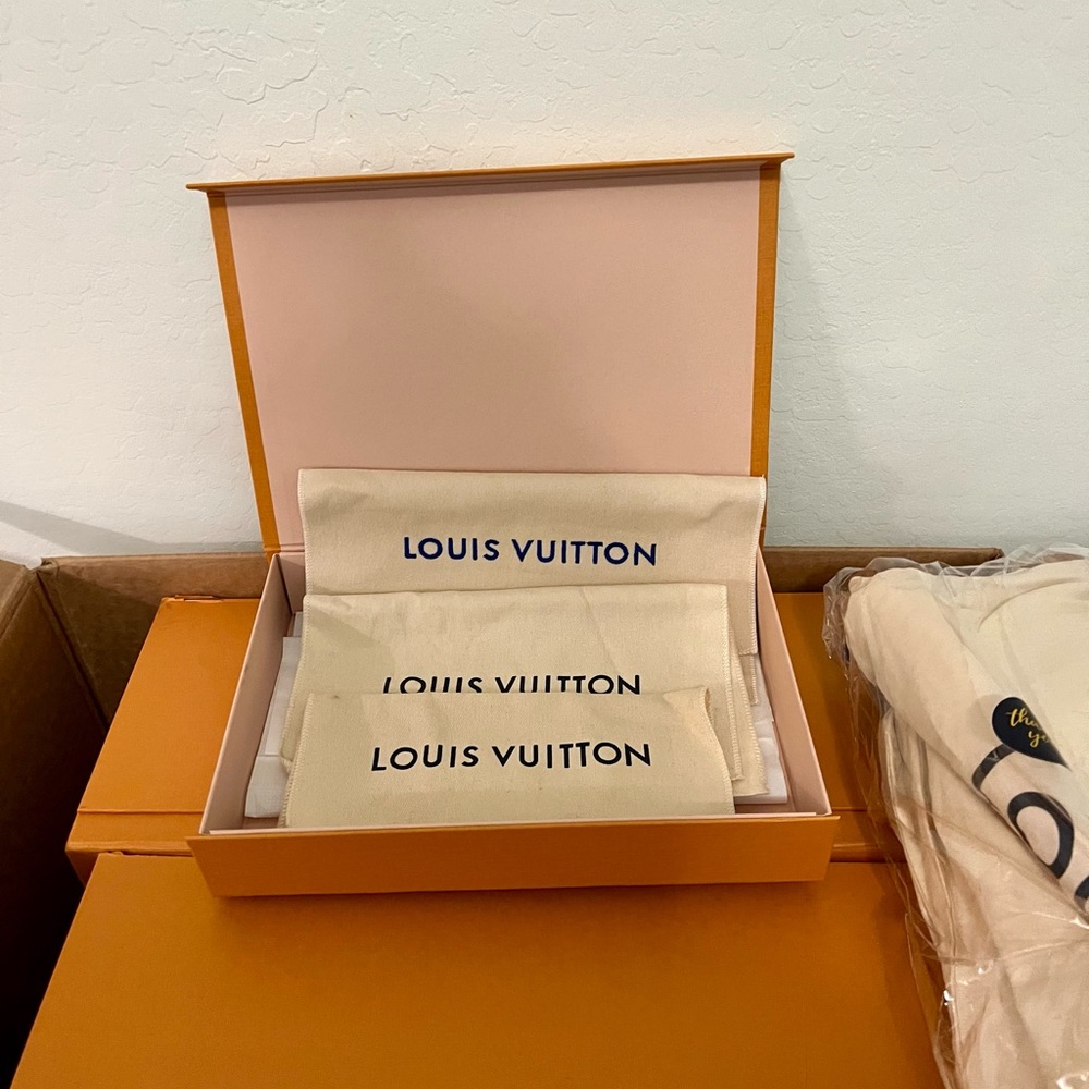 Authentic Louis Vuitton 🍊 XL BUNDLE
5 -Storage Boxes & 12 -Dust Bags - Picture 4 of 16